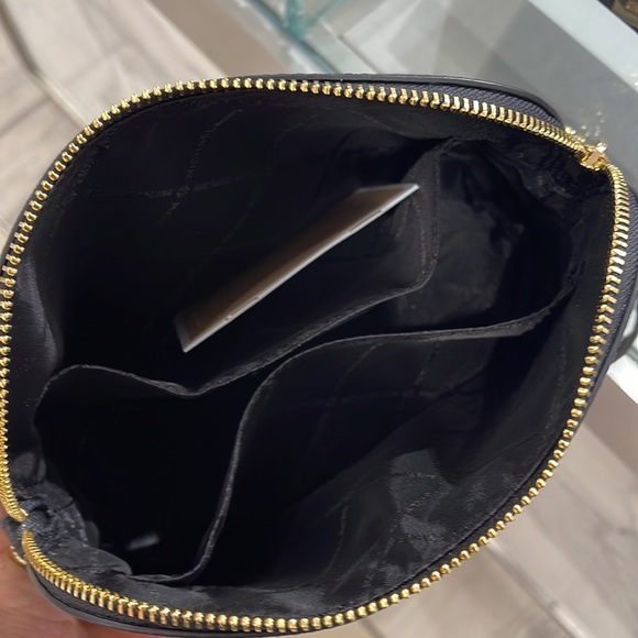 MICHAEL KORS
Jet Set Travel Medium Dome Crossbody Bag
Black - Picture 5 of 16